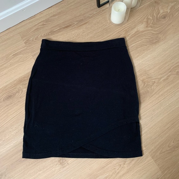 Aritzia - Talula tulip wrap skirt - Picture 1 of 3